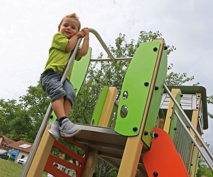 Aire de jeux extérieurs pour enfants, Jeux extérieurs pour crèches